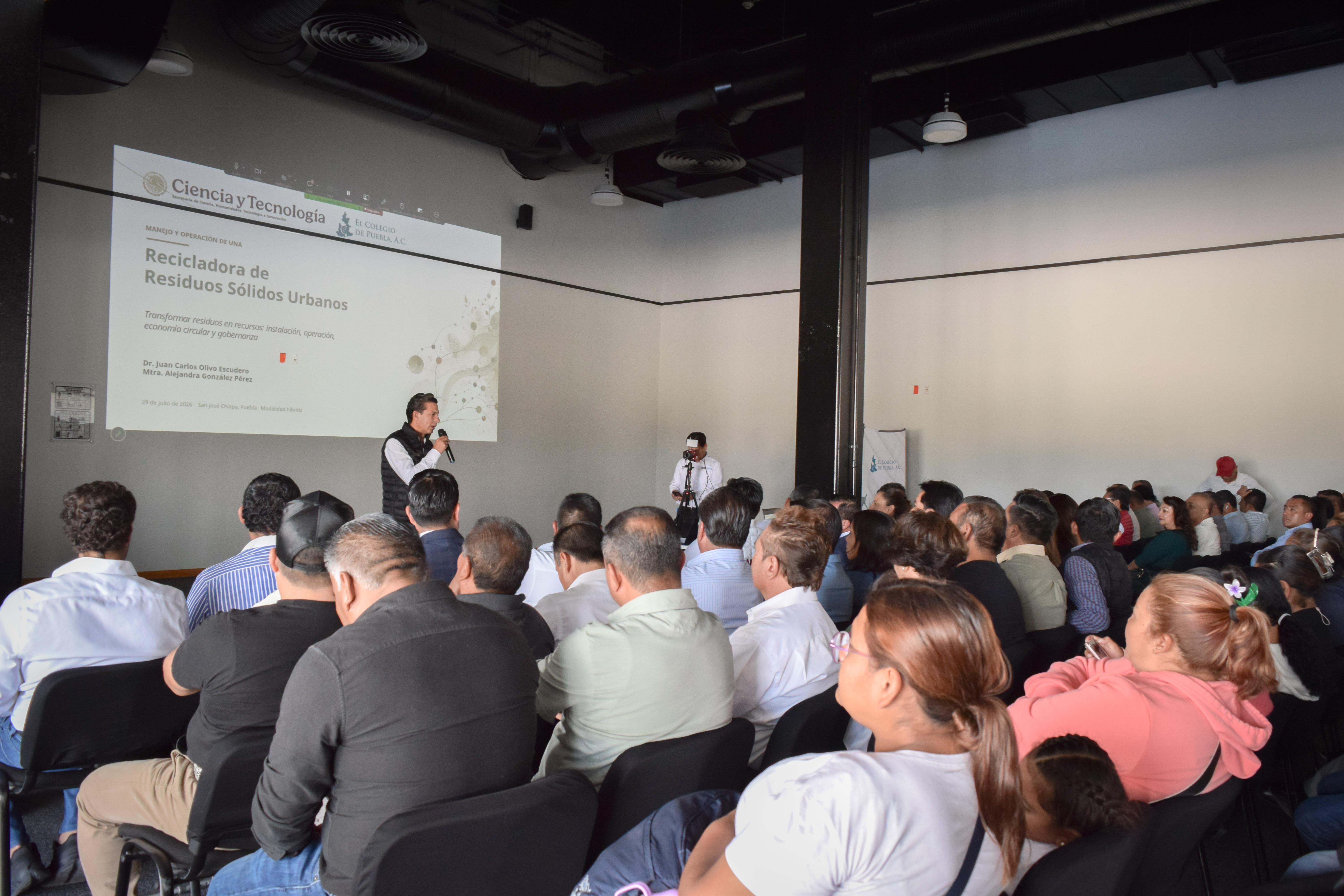 Fotografía de Conferencia - Manejo y Operación de una Recicladora de Residuos Sólidos Urbanos