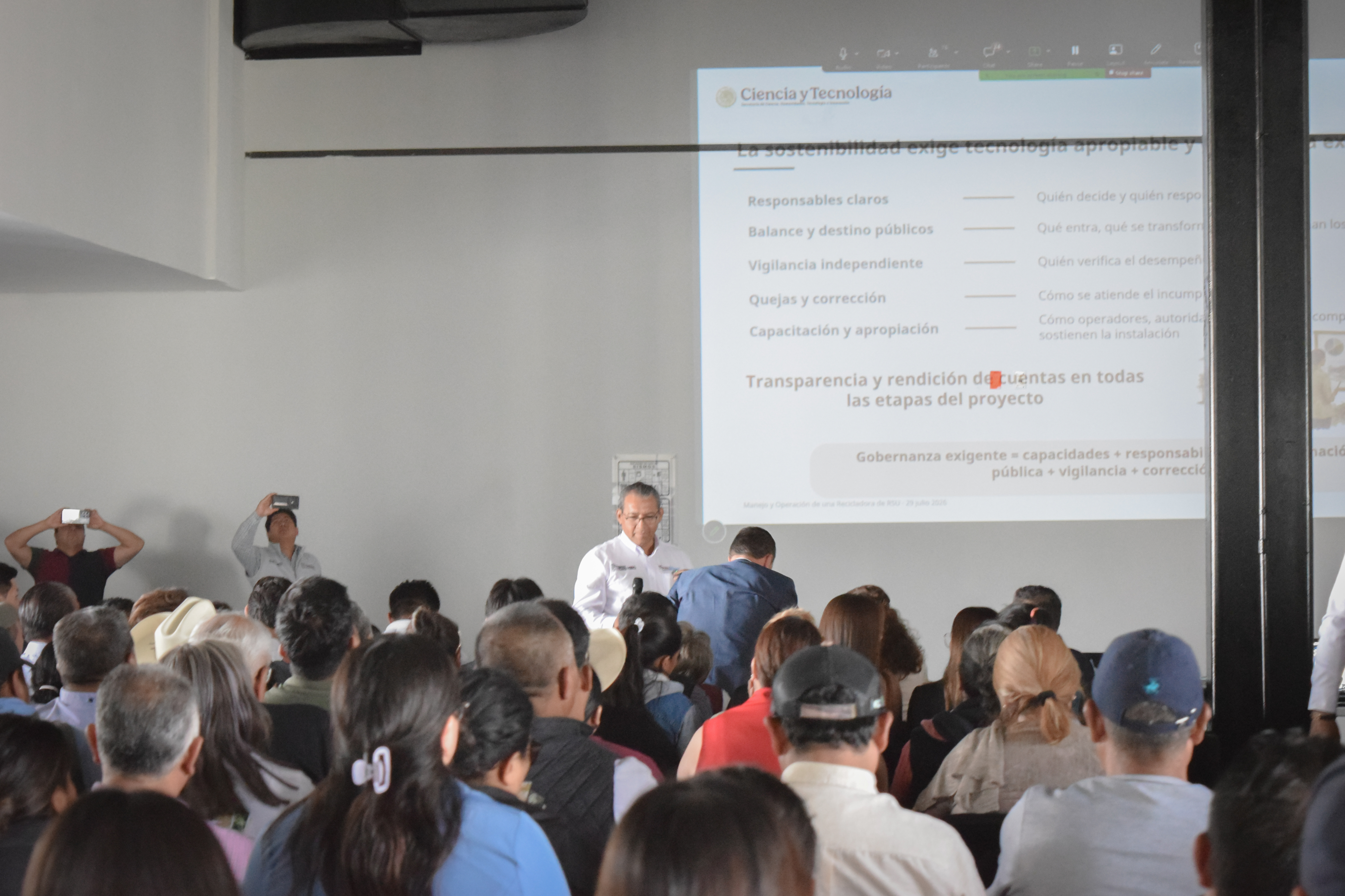 Fotografía de Conferencia - Manejo y Operación de una Recicladora de Residuos Sólidos Urbanos